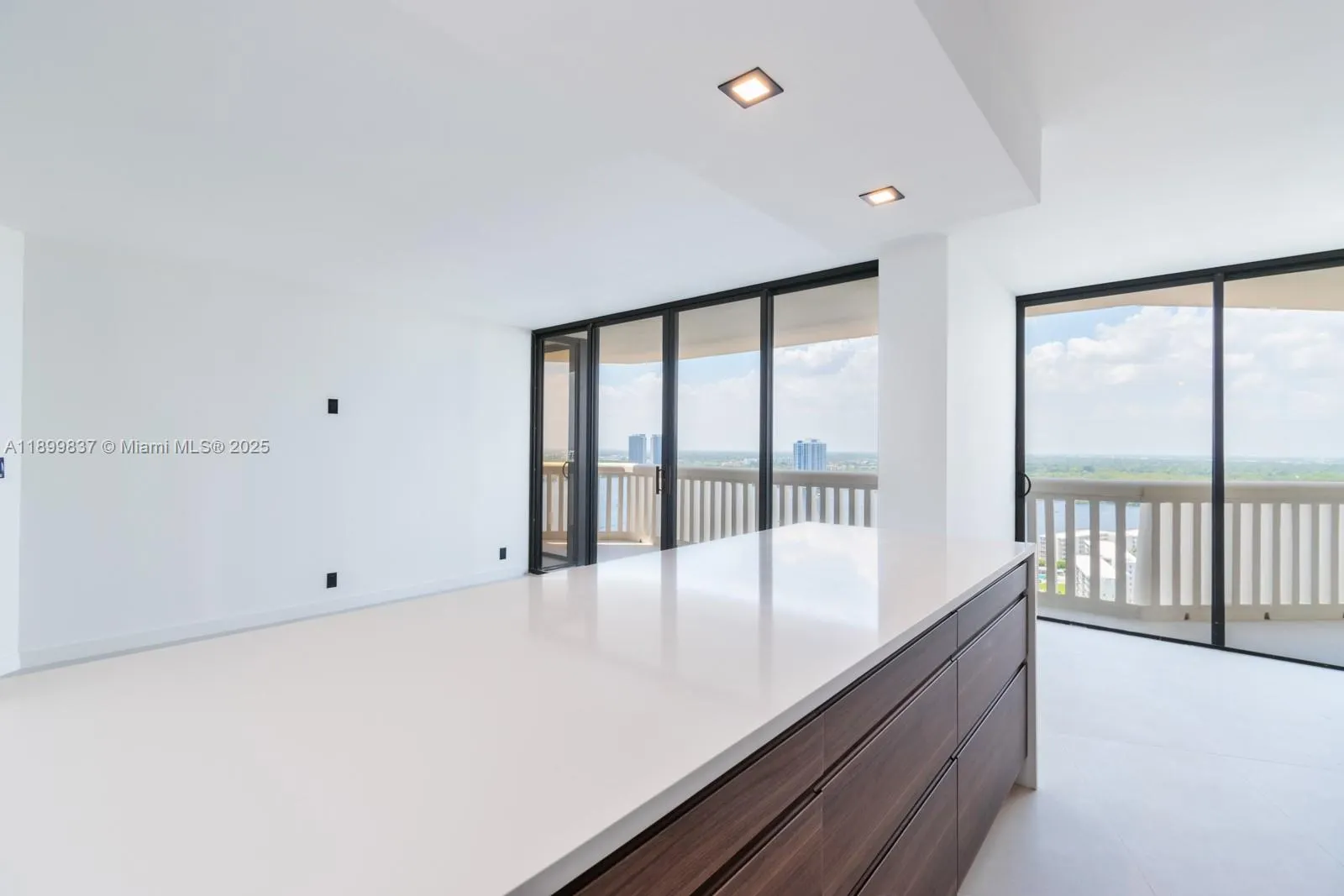 1000 Island Blvd, #2511