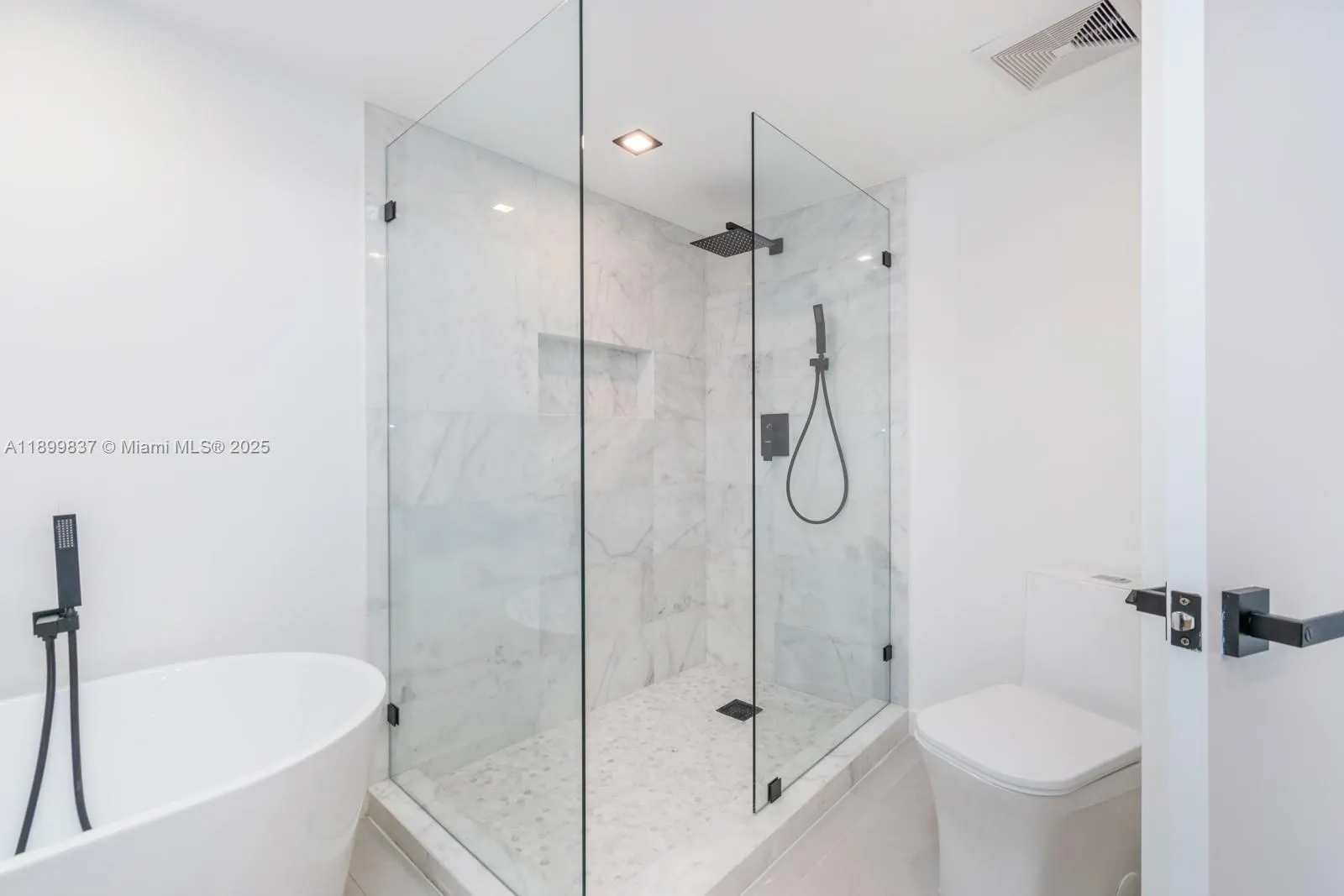 1000 Island Blvd, #2511