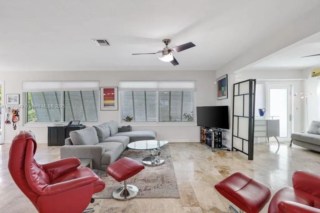 709 NW 7th St