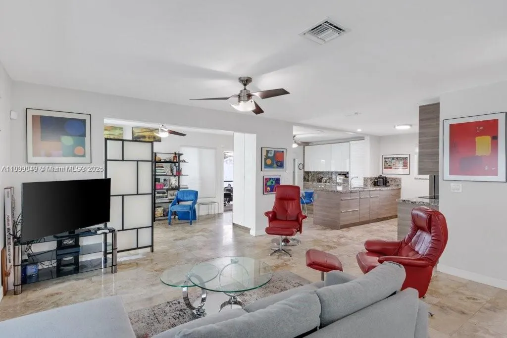 709 NW 7th St