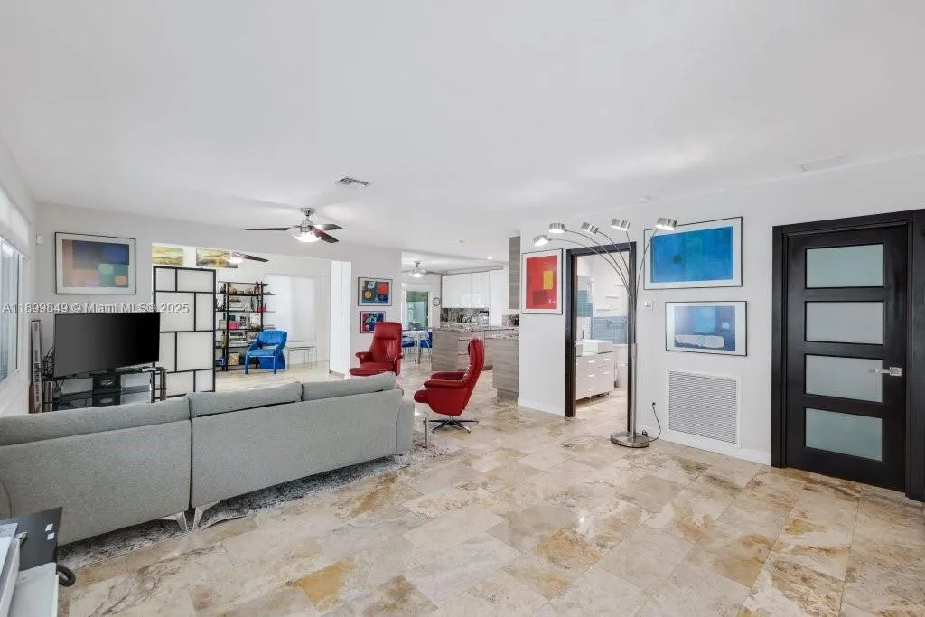 709 NW 7th St