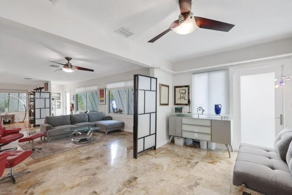 709 NW 7th St