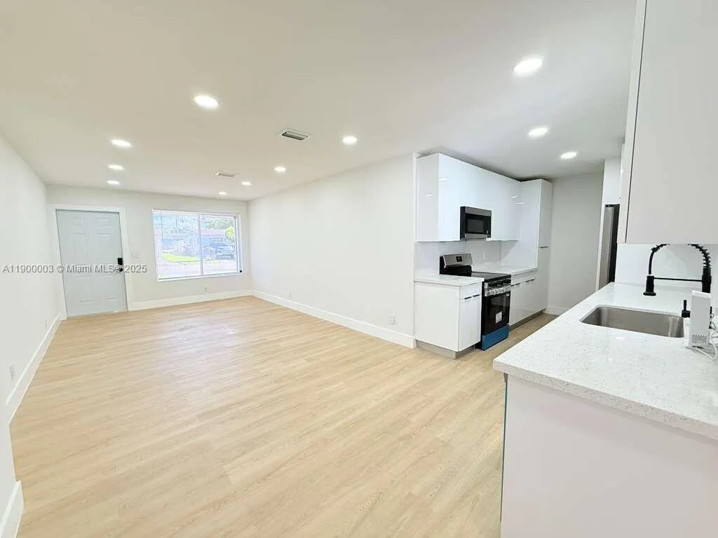 3241 NW 16th St