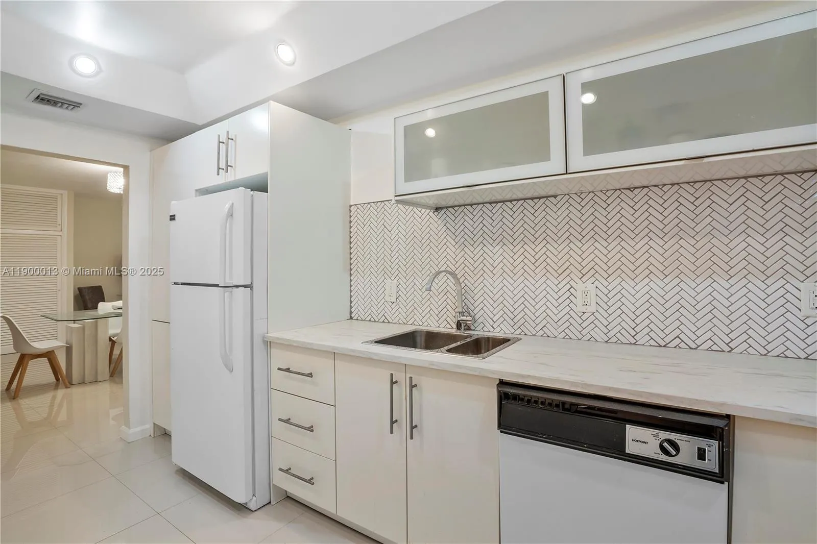 10185 Collins Ave, #515