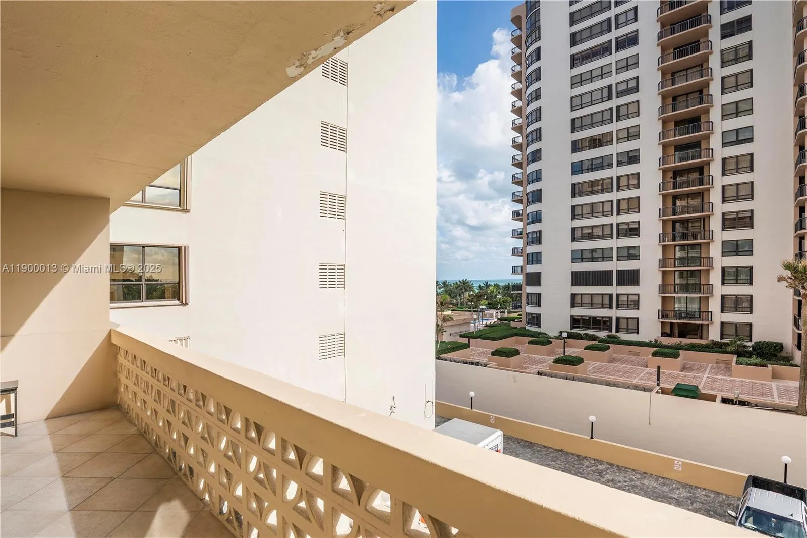 10185 Collins Ave, #515