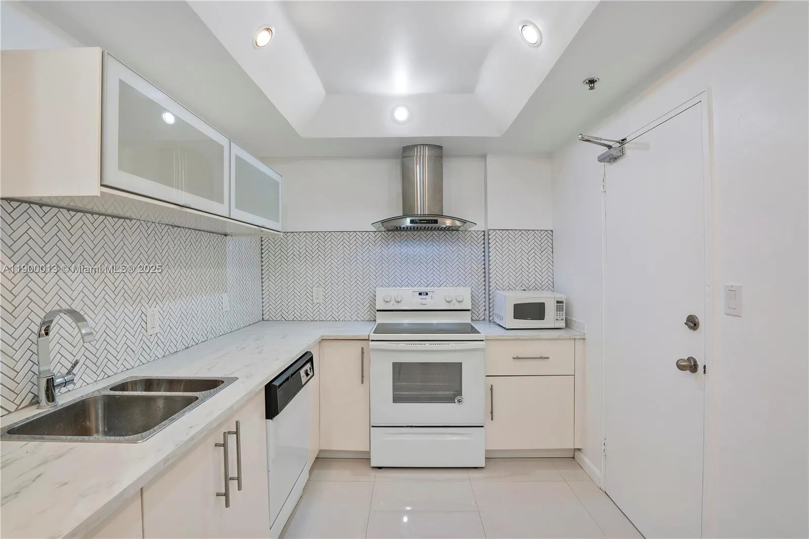 10185 Collins Ave, #515