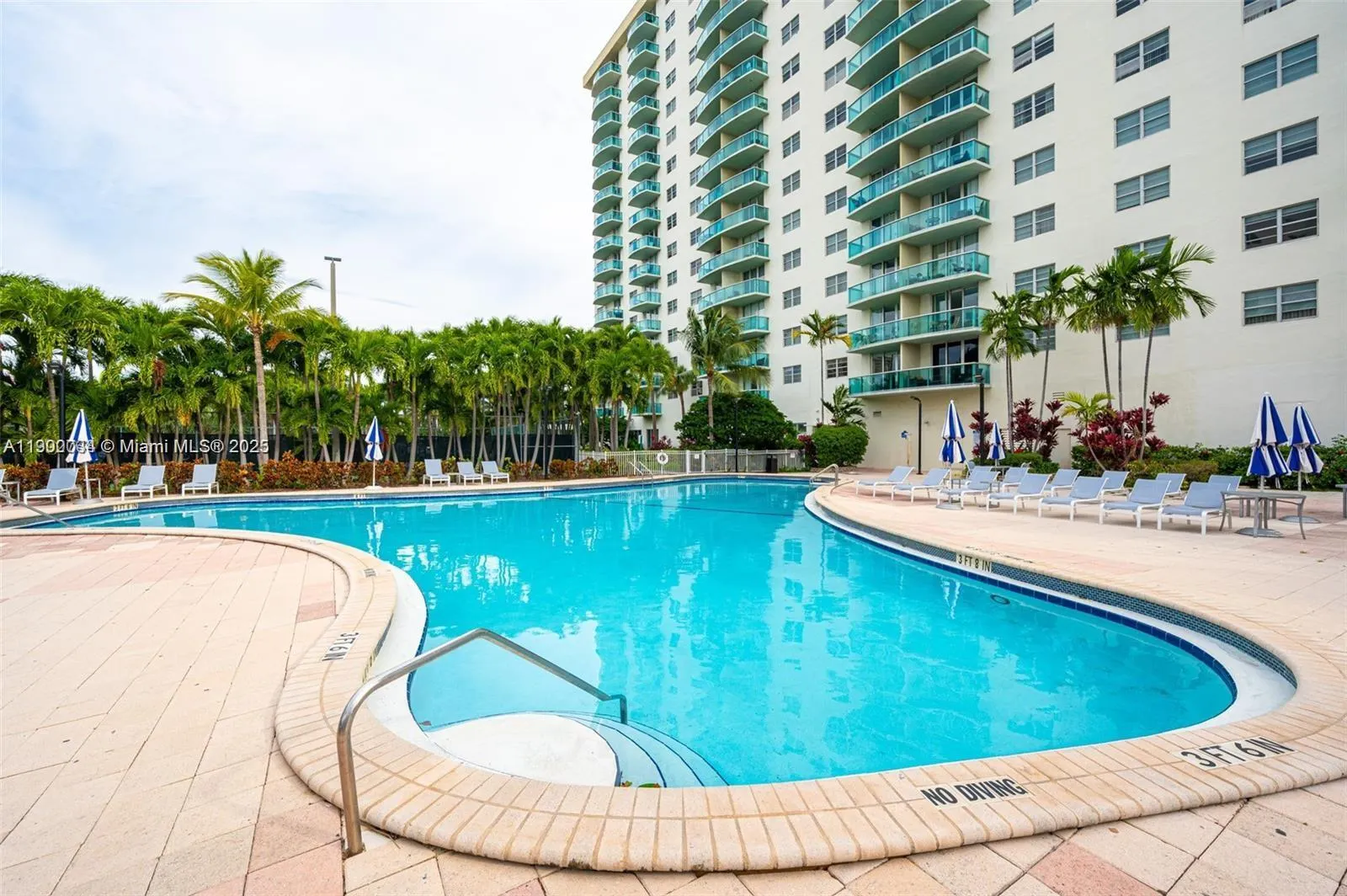 19370 Collins Ave, #415