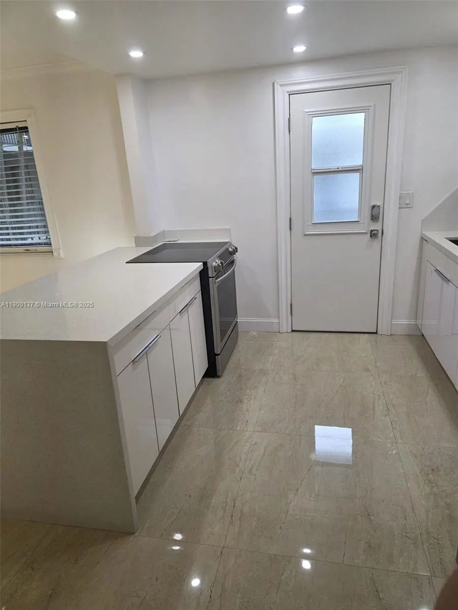 3240 Mary St, #S203