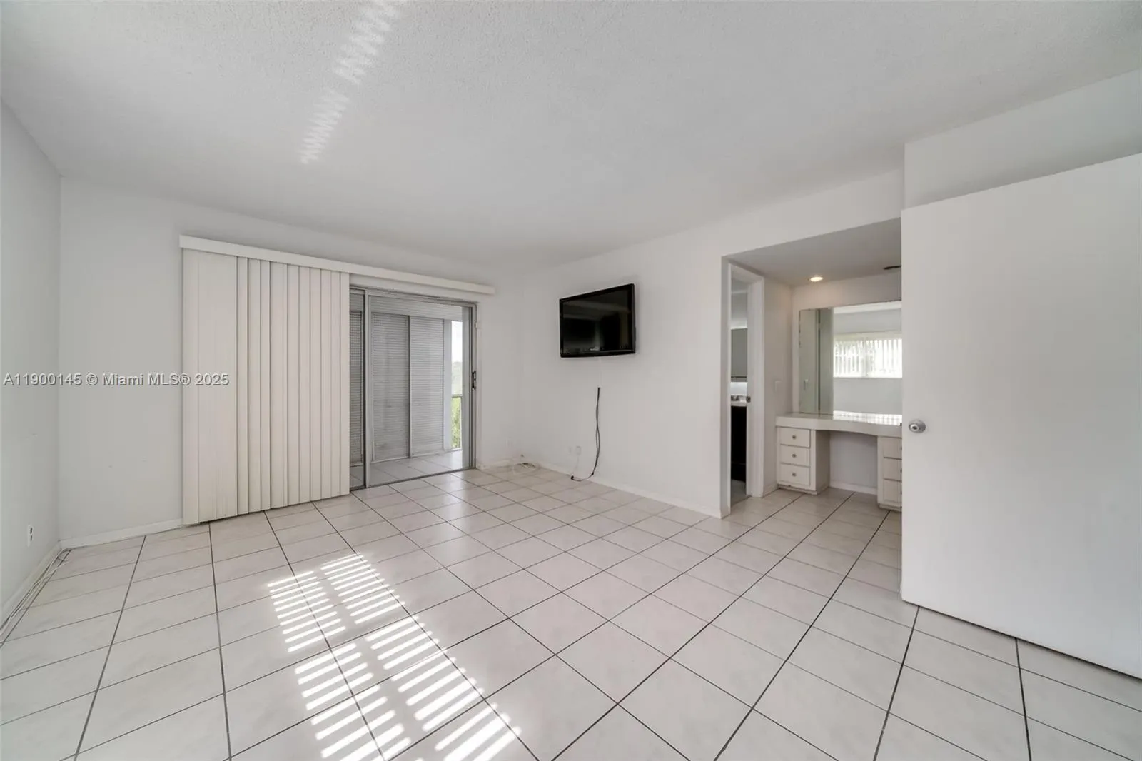 950 Hillcrest Dr, #401