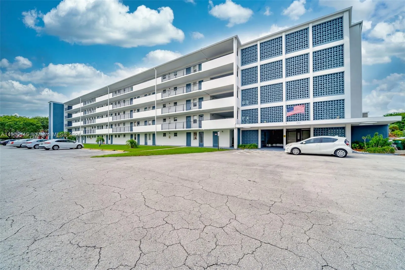 950 Hillcrest Dr, #401