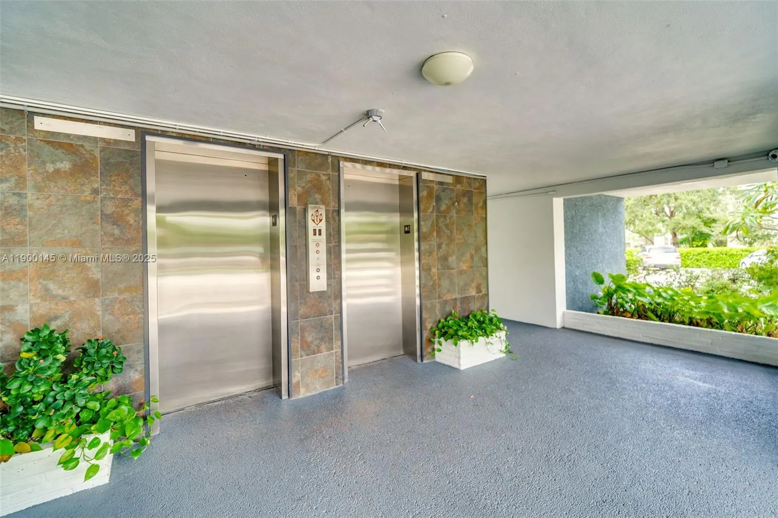 950 Hillcrest Dr, #401