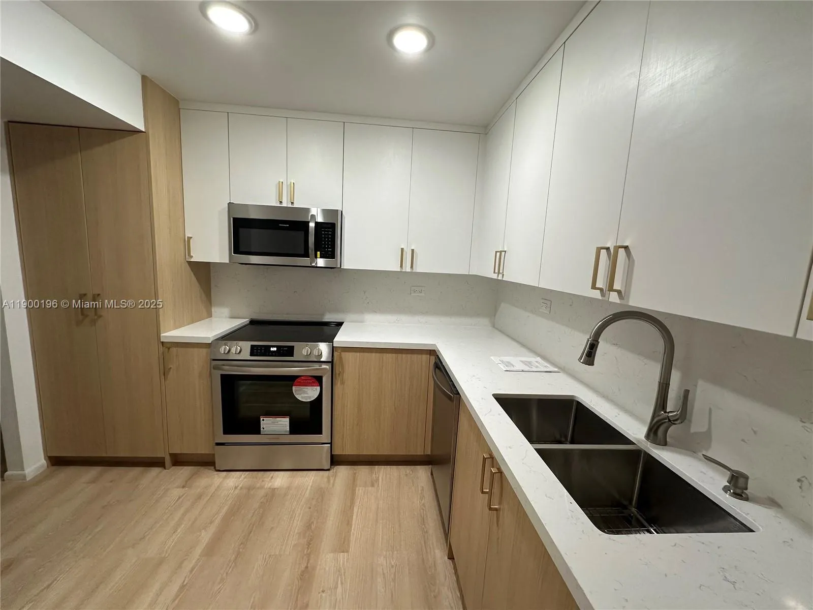 6039 Collins Ave, #1212