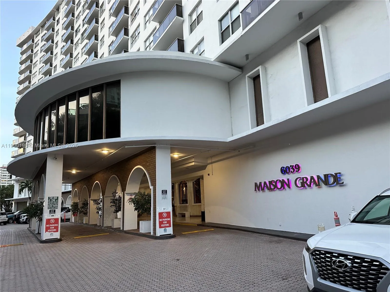 6039 Collins Ave, #1212