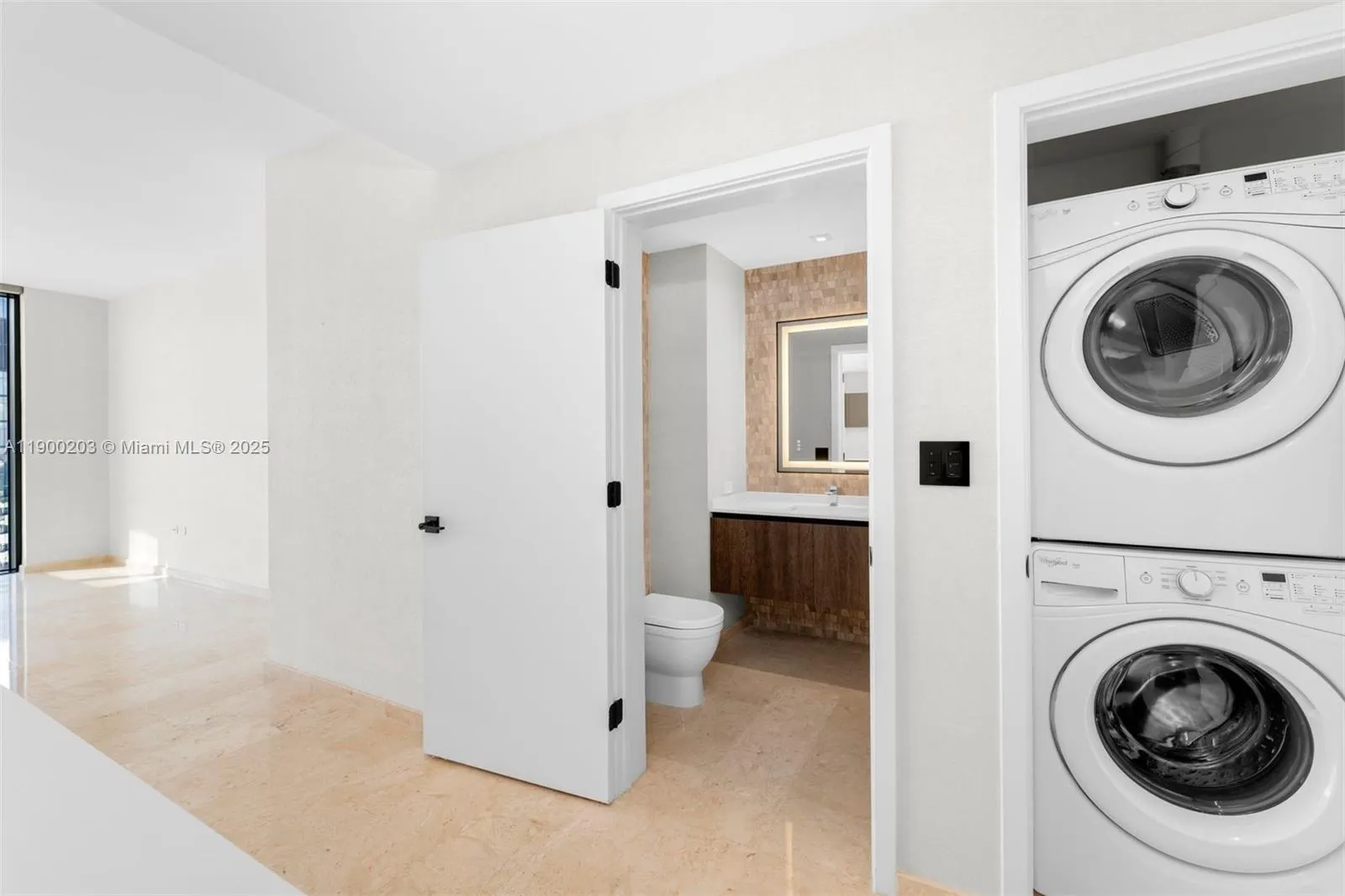 88 SW 7th St, #3907