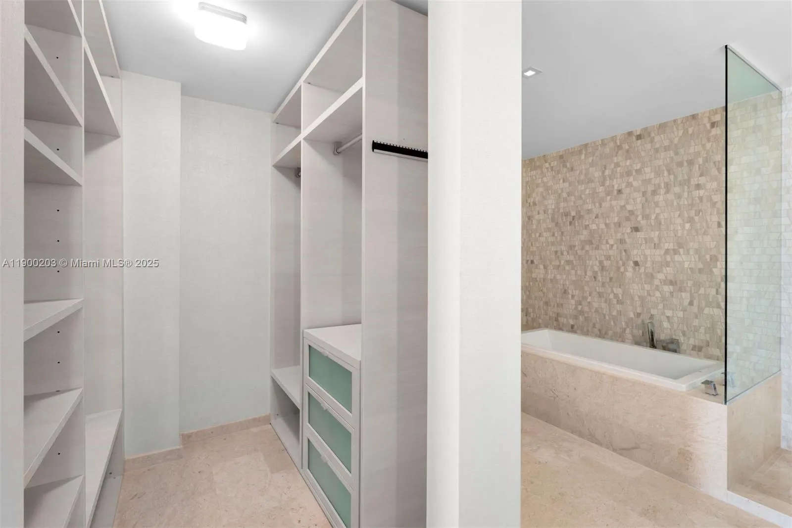 88 SW 7th St, #3907
