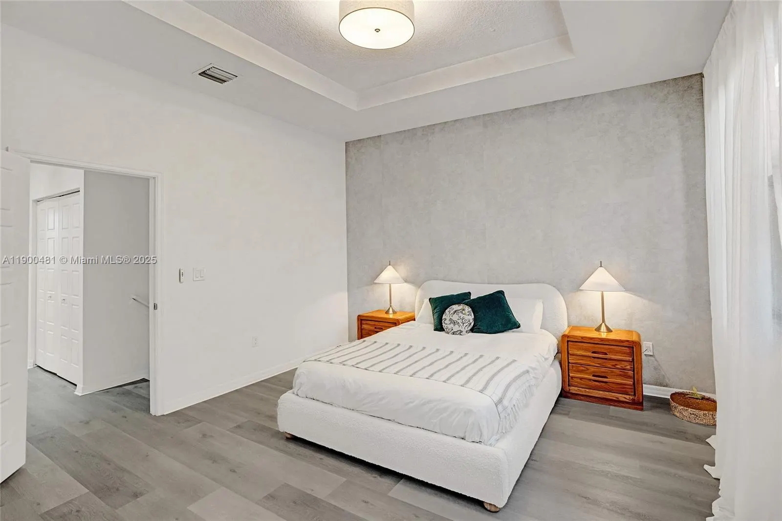 650 NE 193rd Ter