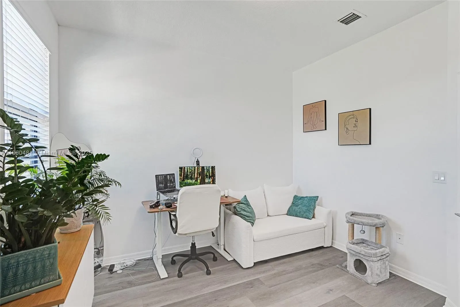 650 NE 193rd Ter
