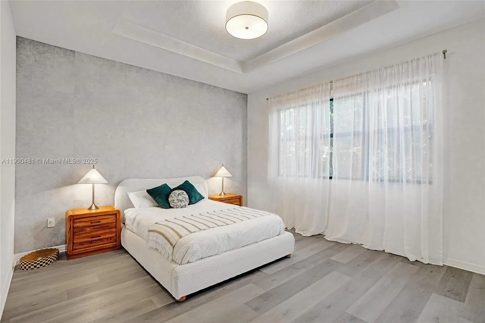 650 NE 193rd Ter