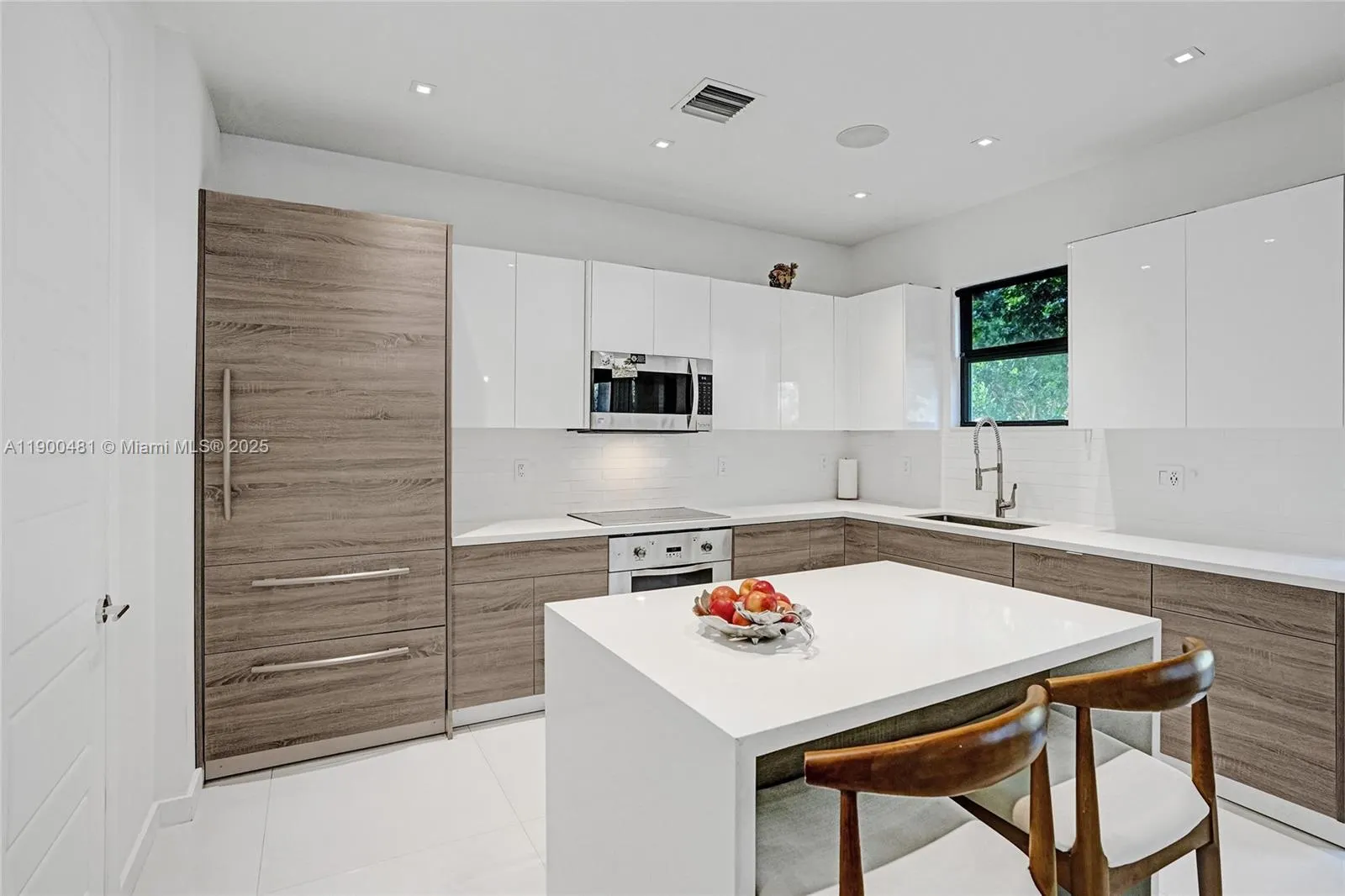650 NE 193rd Ter