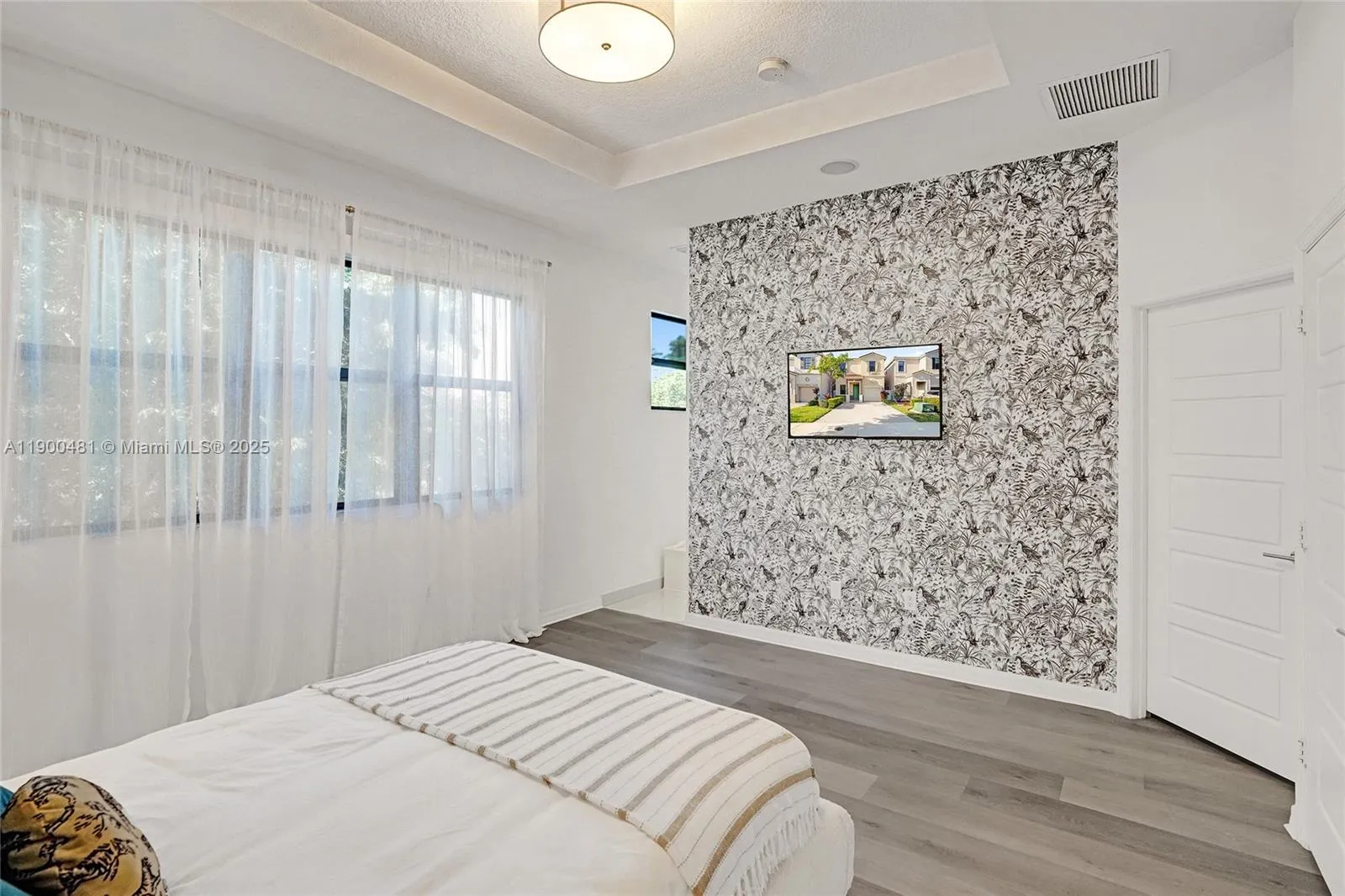 650 NE 193rd Ter