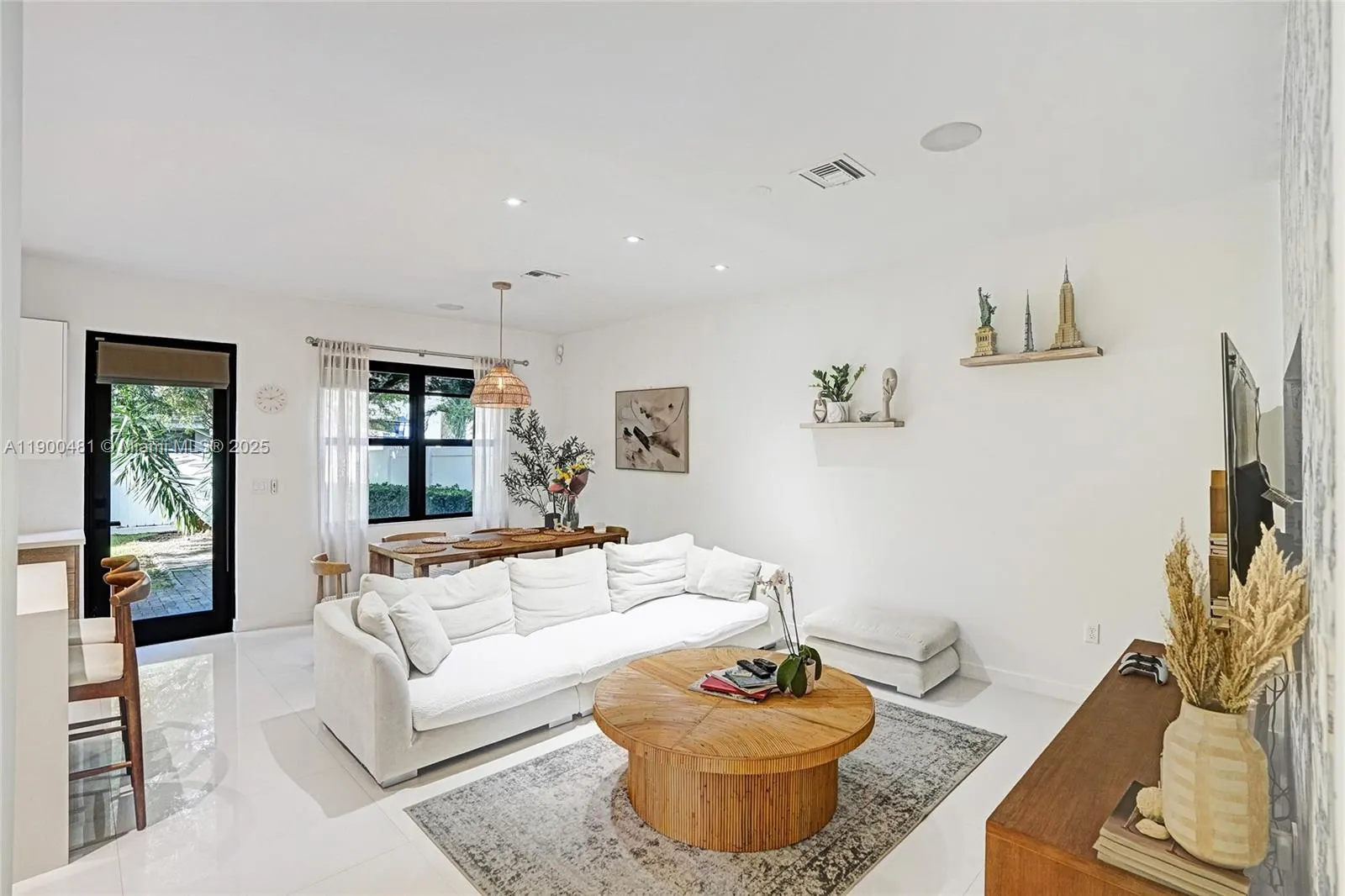 650 NE 193rd Ter