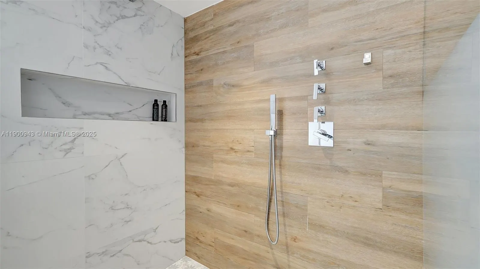 3000 Island Blvd, #905