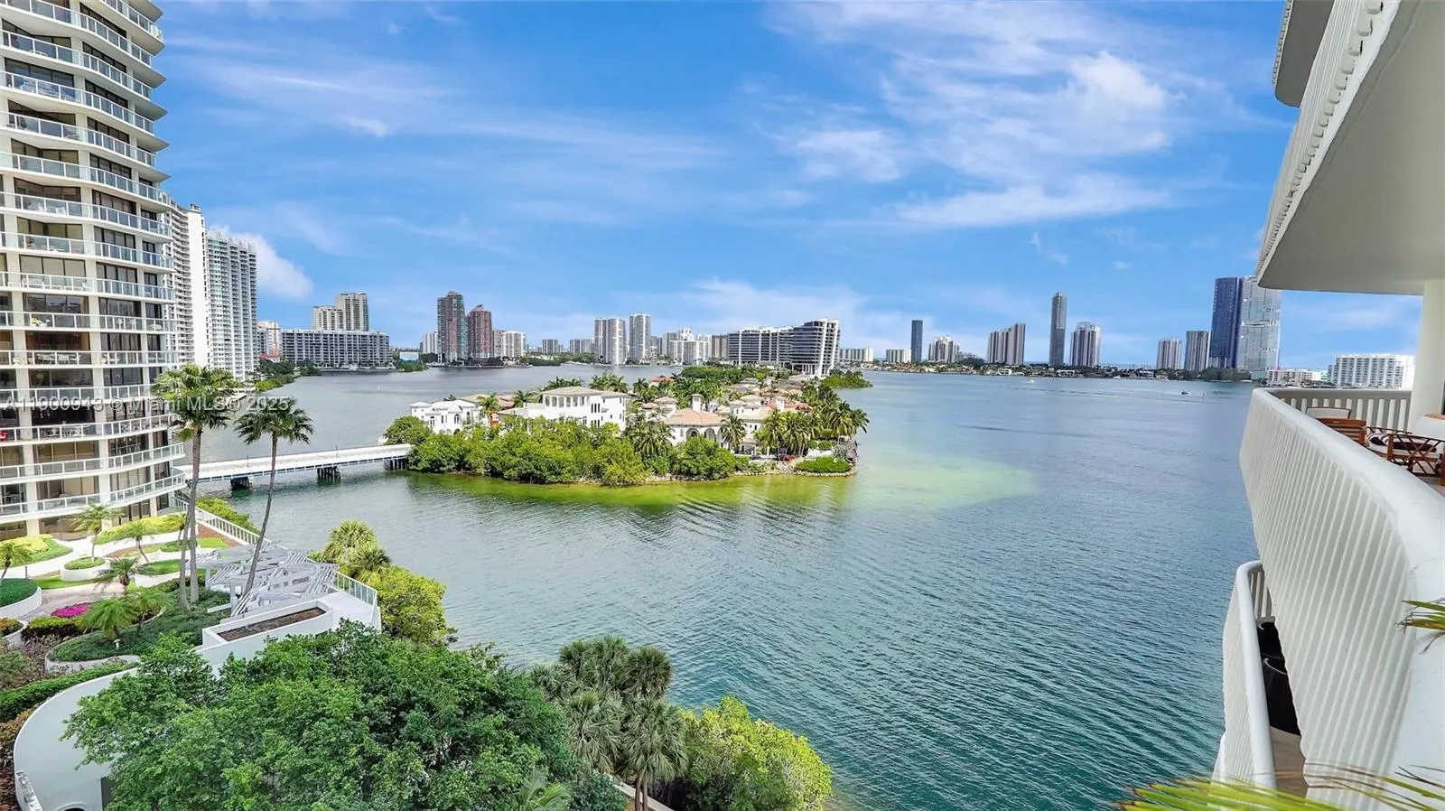 3000 Island Blvd, #905