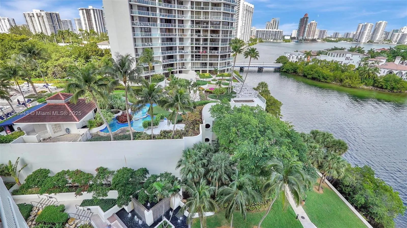 3000 Island Blvd, #905