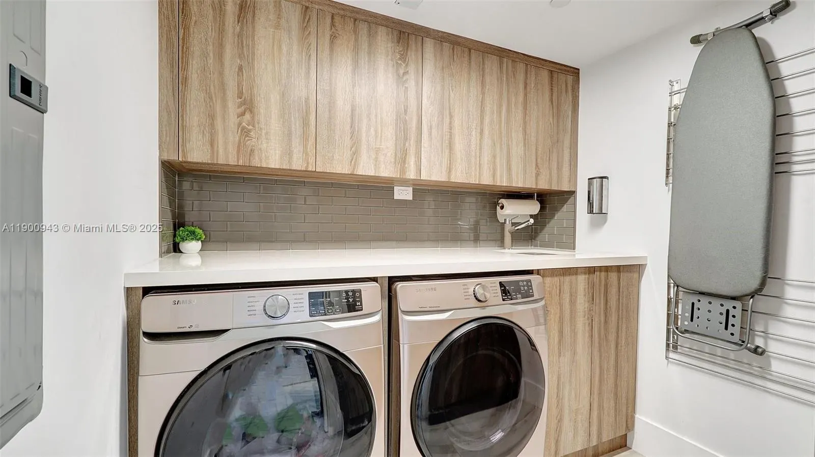 3000 Island Blvd, #905