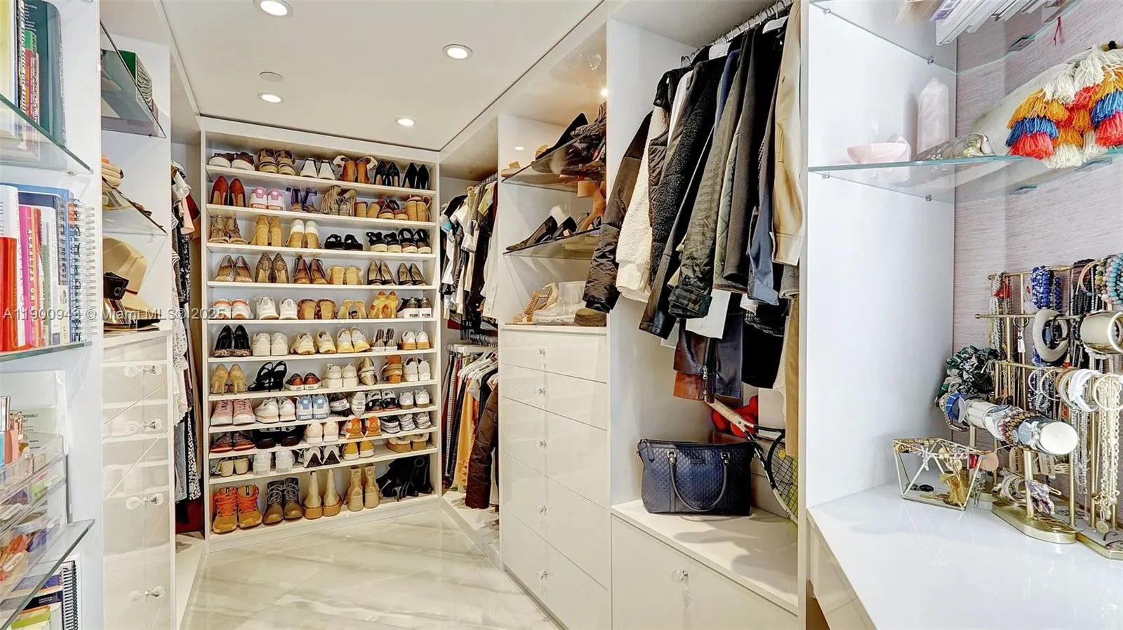 3000 Island Blvd, #905