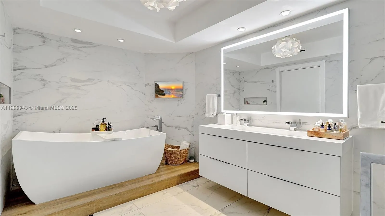 3000 Island Blvd, #905