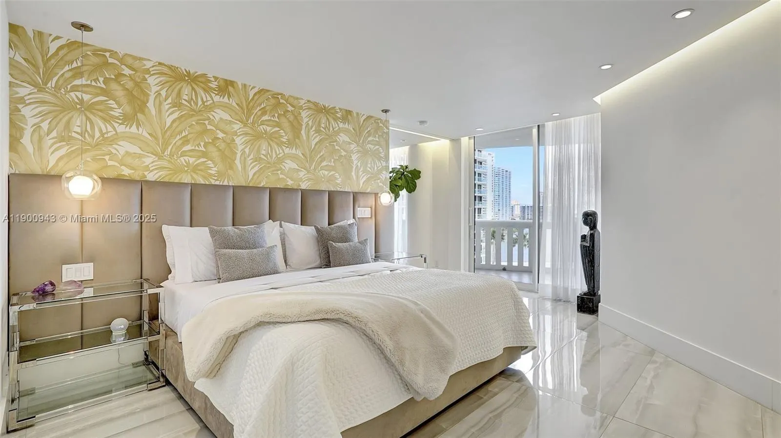 3000 Island Blvd, #905