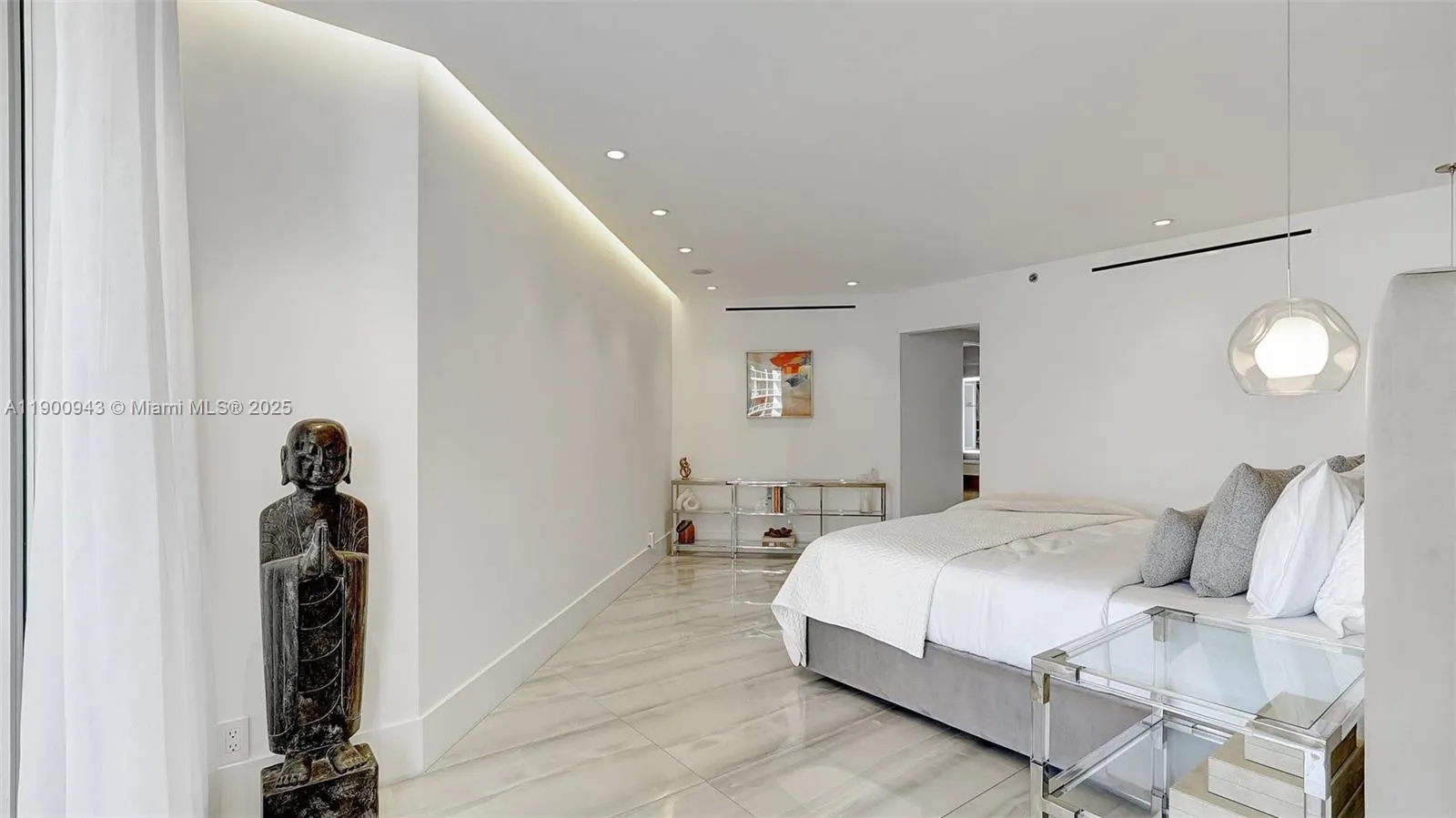 3000 Island Blvd, #905