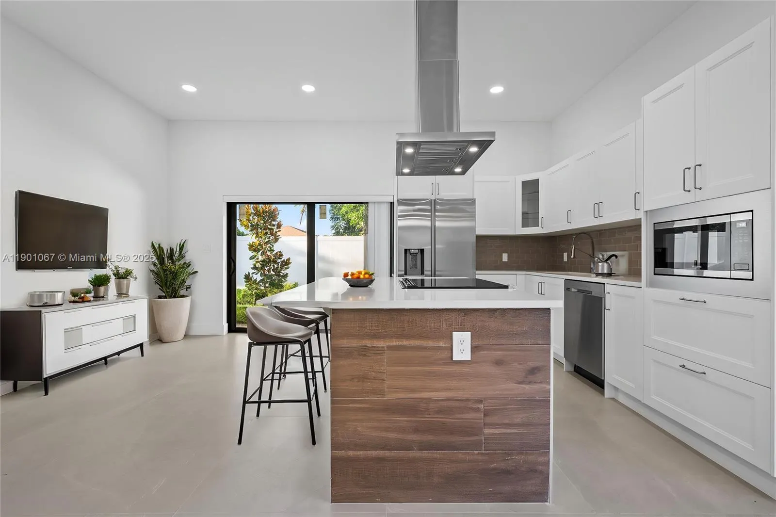 1041 W Lakewood Rd