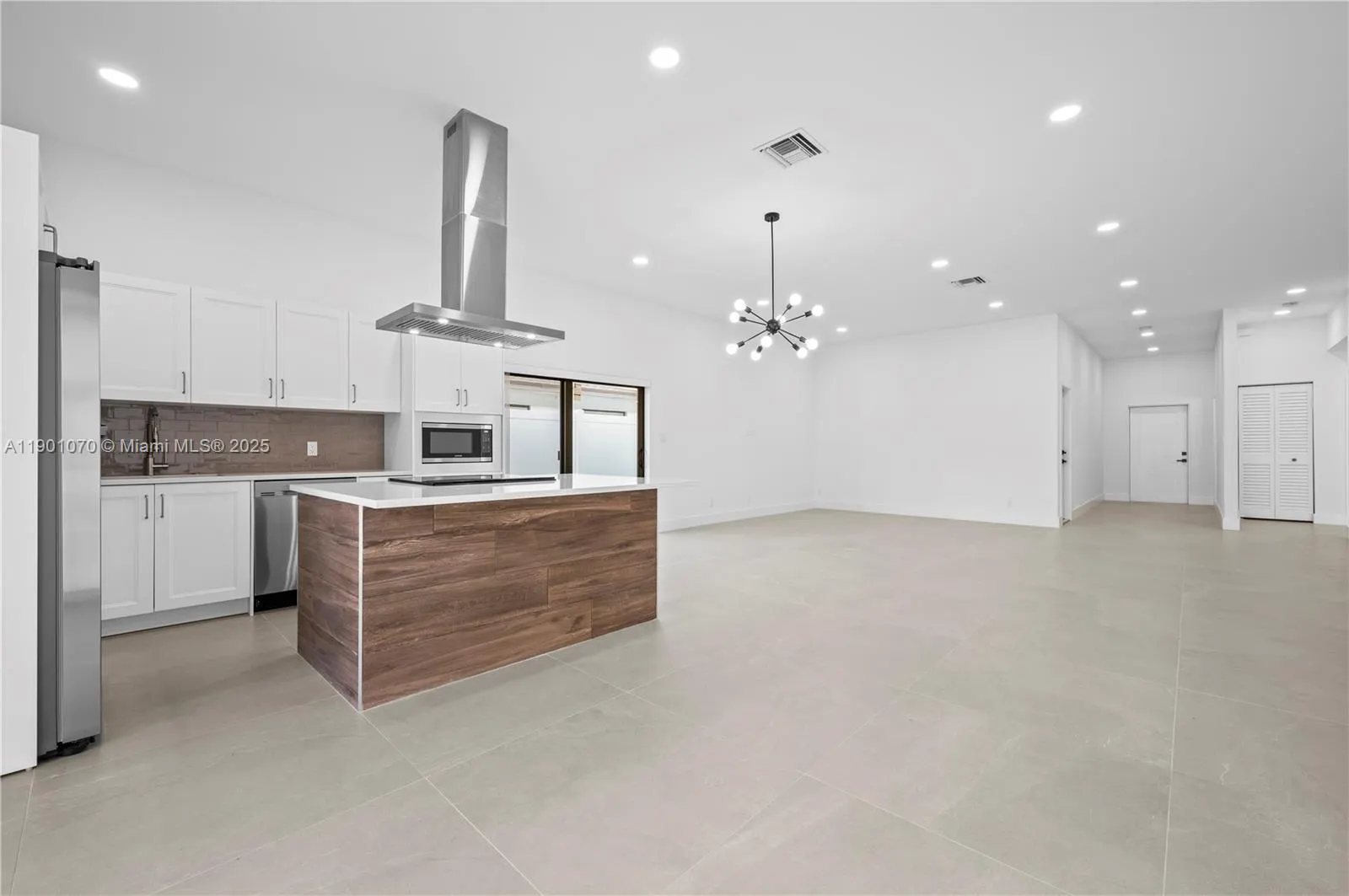 1041 W Lakewood Rd