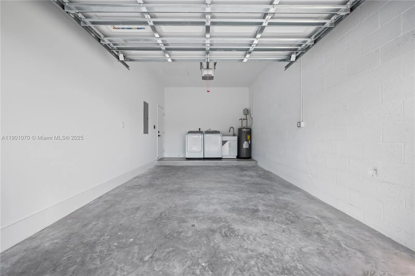 1041 W Lakewood Rd