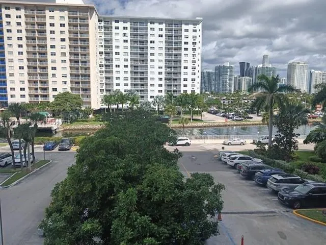 500 Bayview Dr, #321