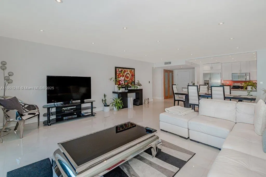 2301 Collins Ave, #1210