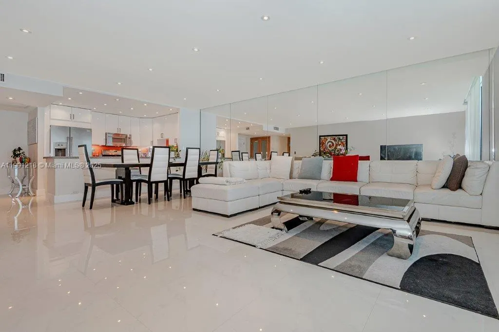2301 Collins Ave, #1210