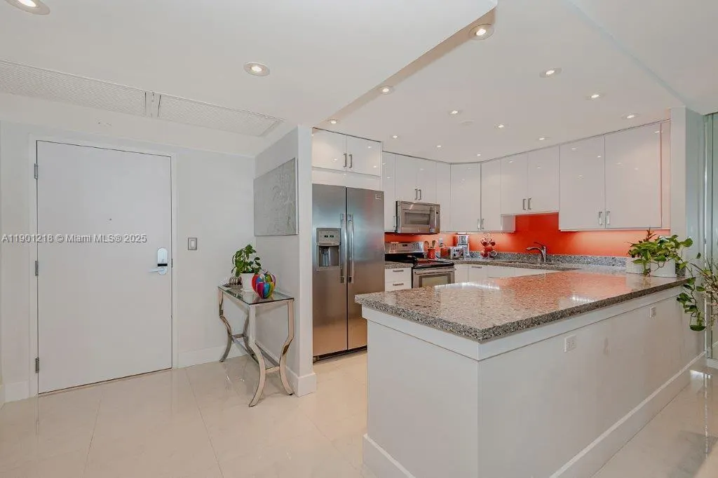 2301 Collins Ave, #1210
