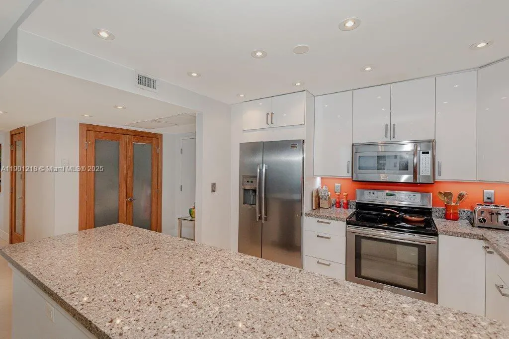 2301 Collins Ave, #1210