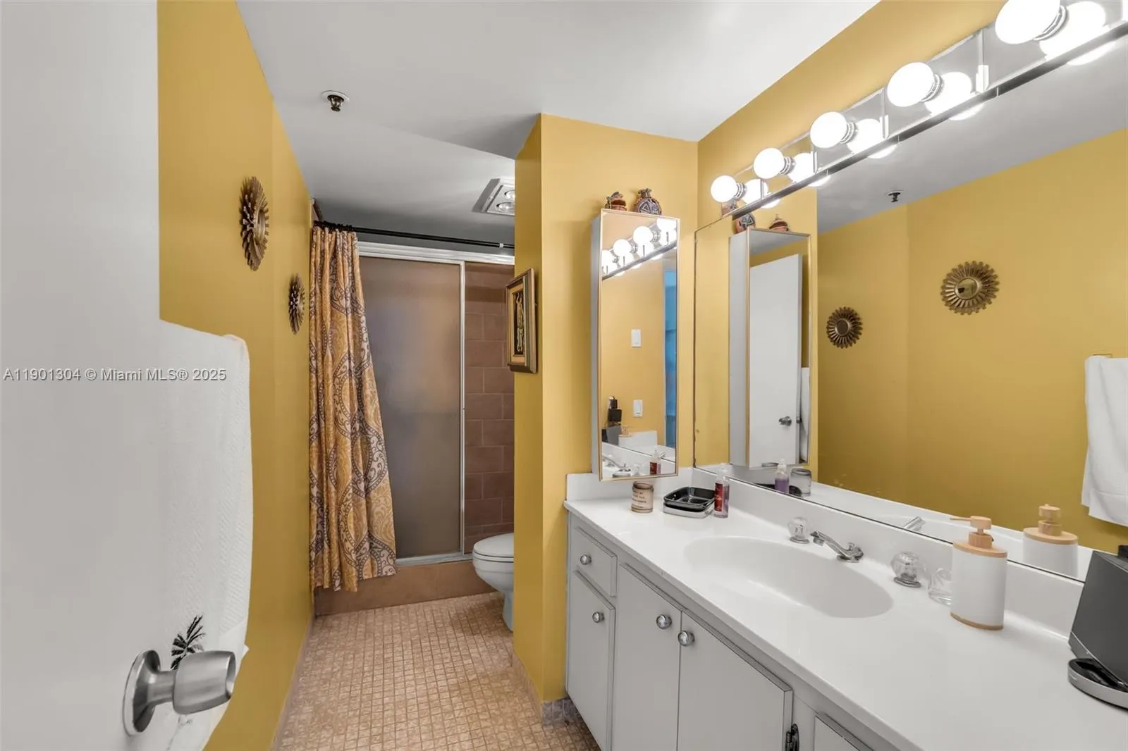 4001 Hillcrest Dr, #812