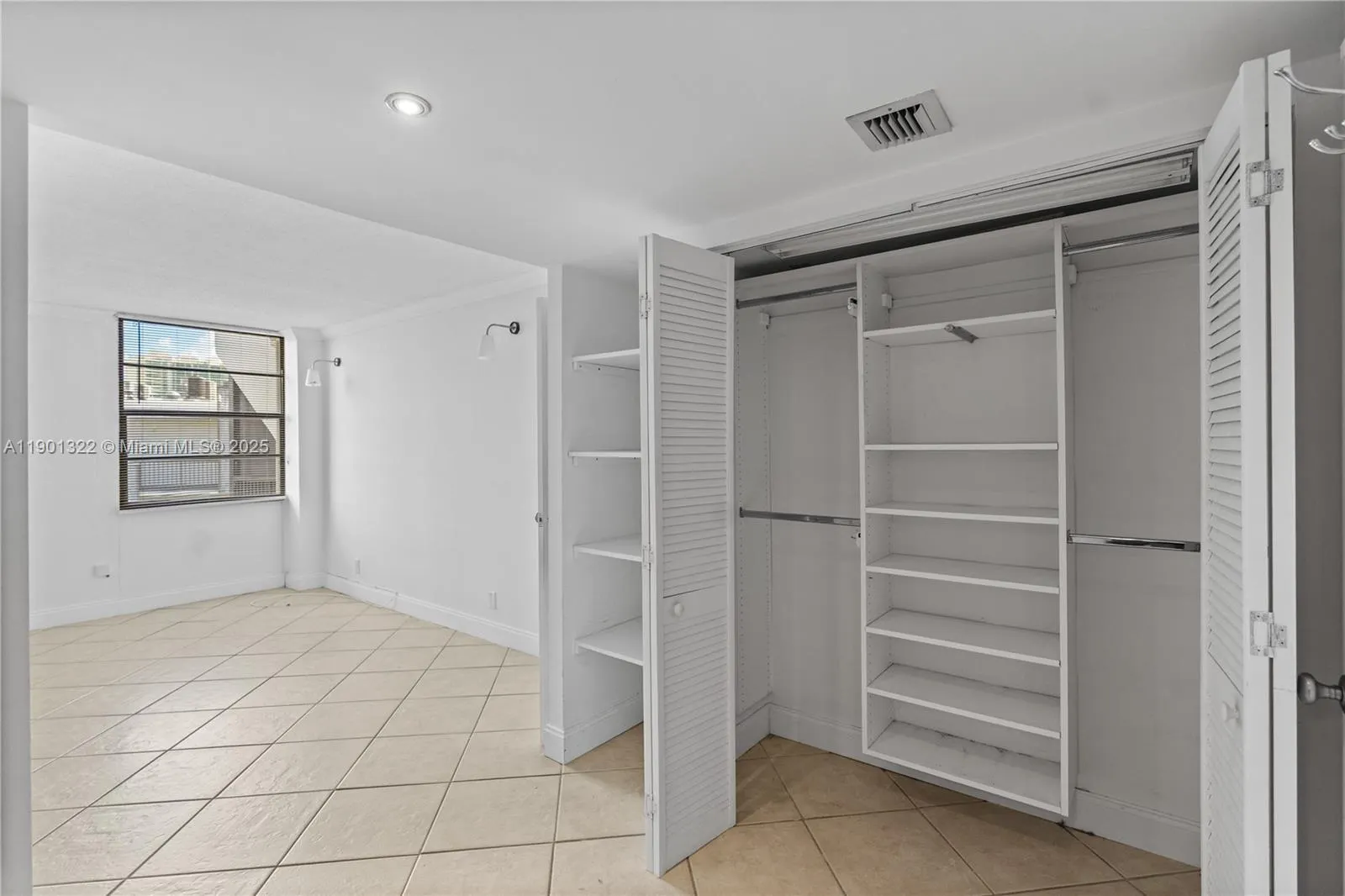 3475 N Country Club Dr, #814