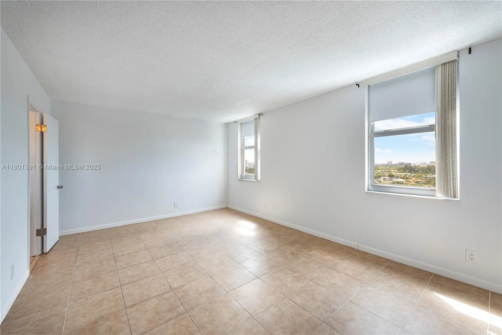 427 Golden Isles Dr, #14J