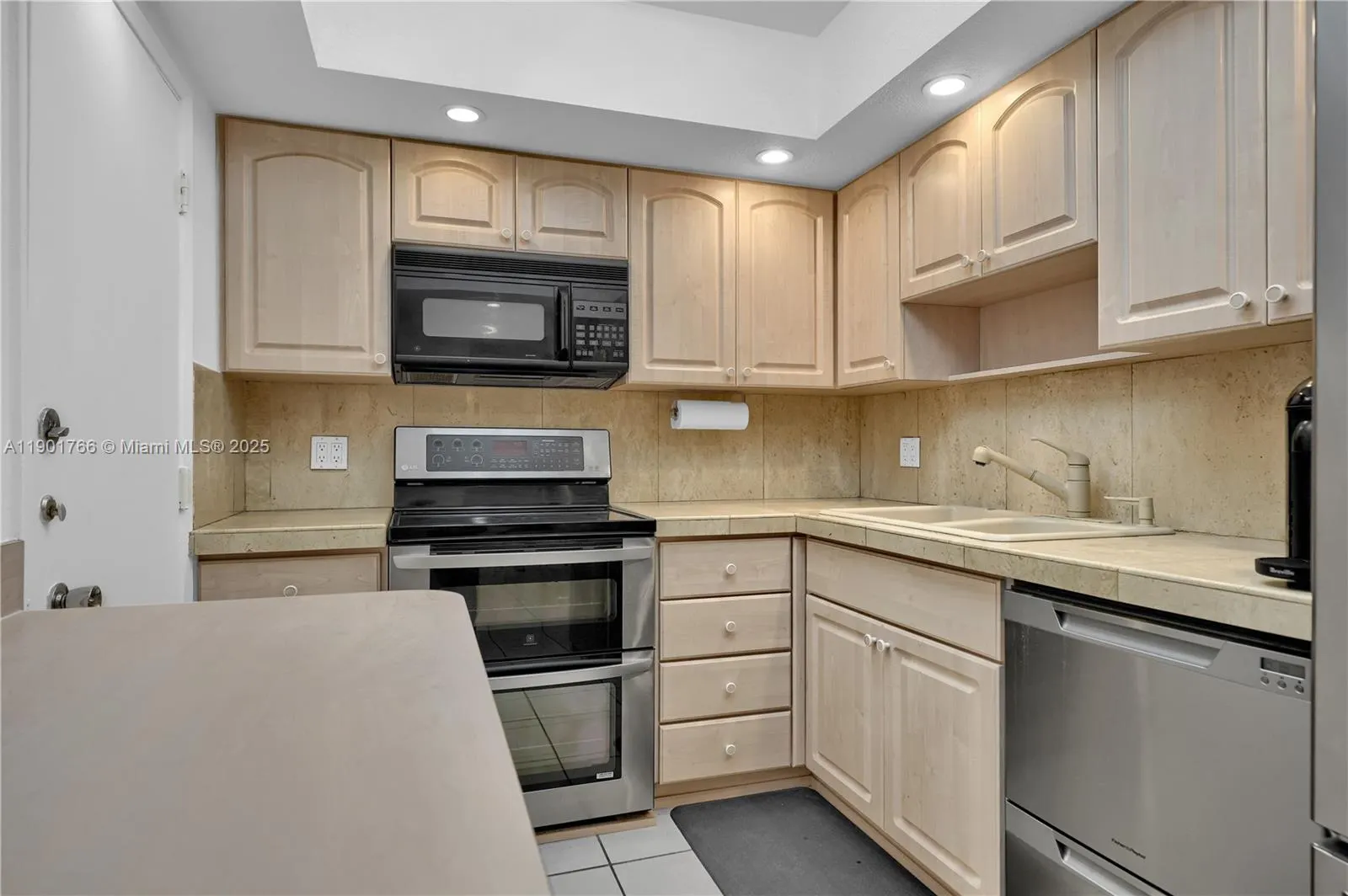 5005 Collins Ave, #824