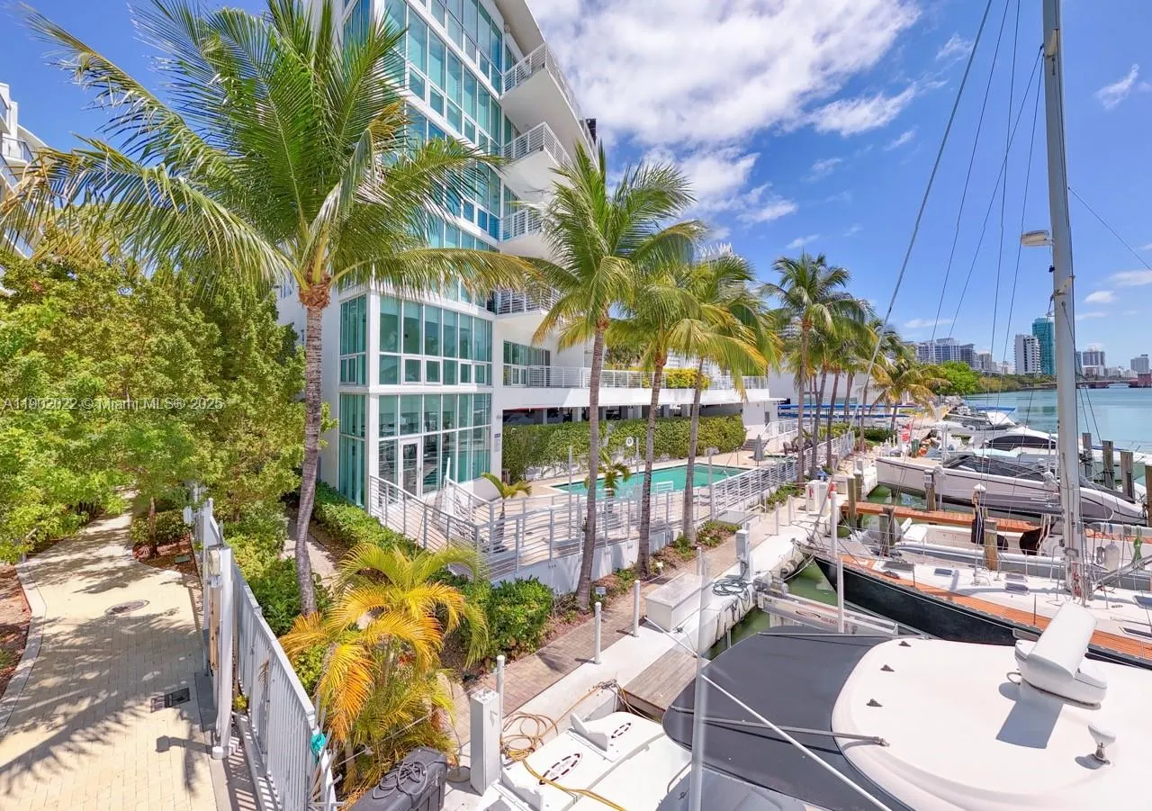 6580 Indian Creek Dr, #209