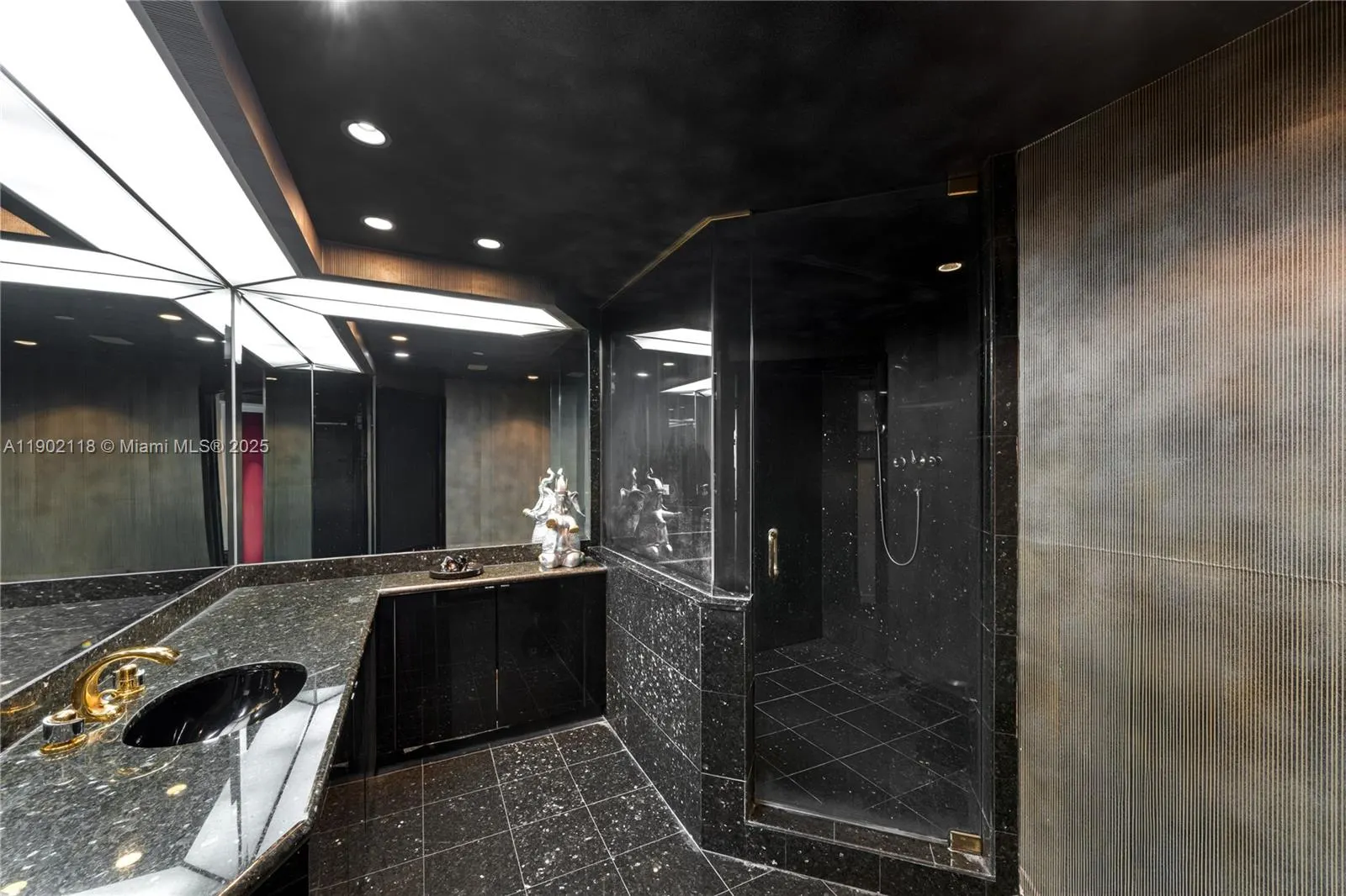 300 S Pointe Dr, #TH 3103