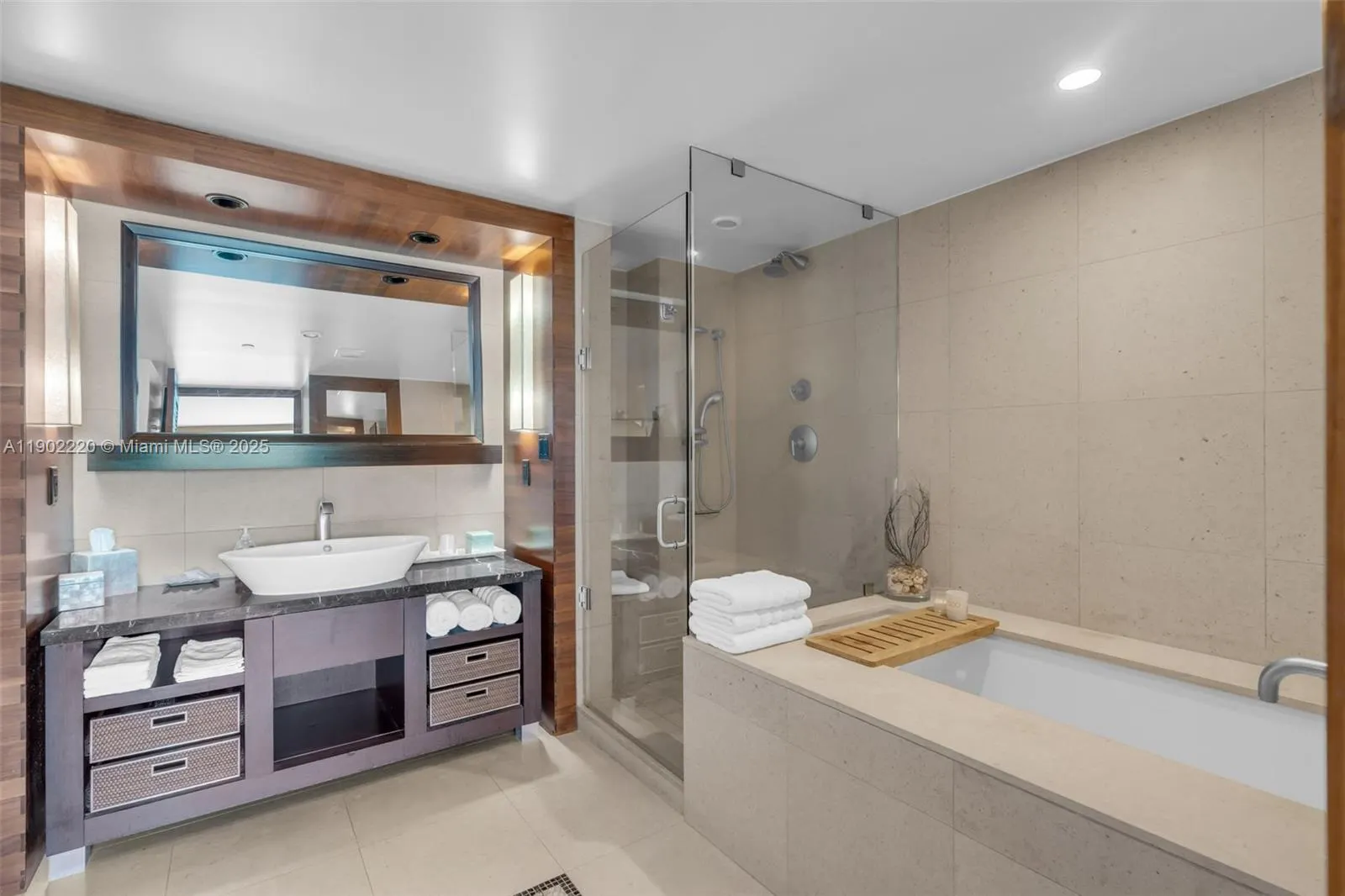 6801 Collins Ave, #706 (Door 720)