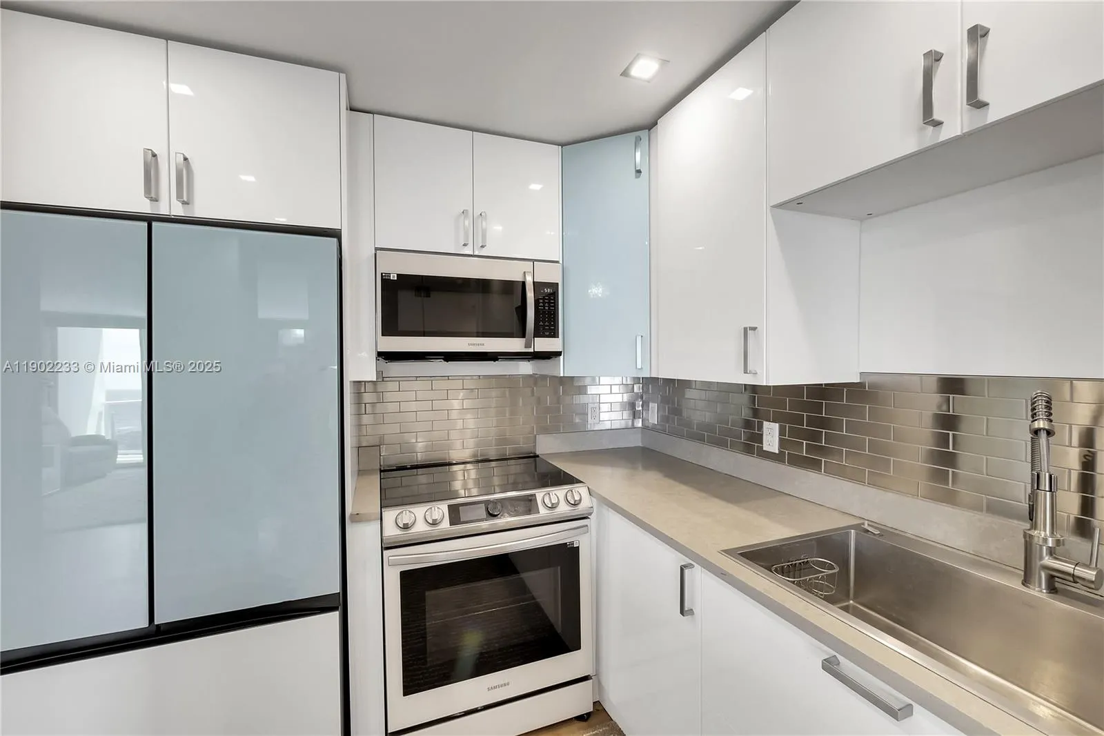 100 Bayview Dr, #1008