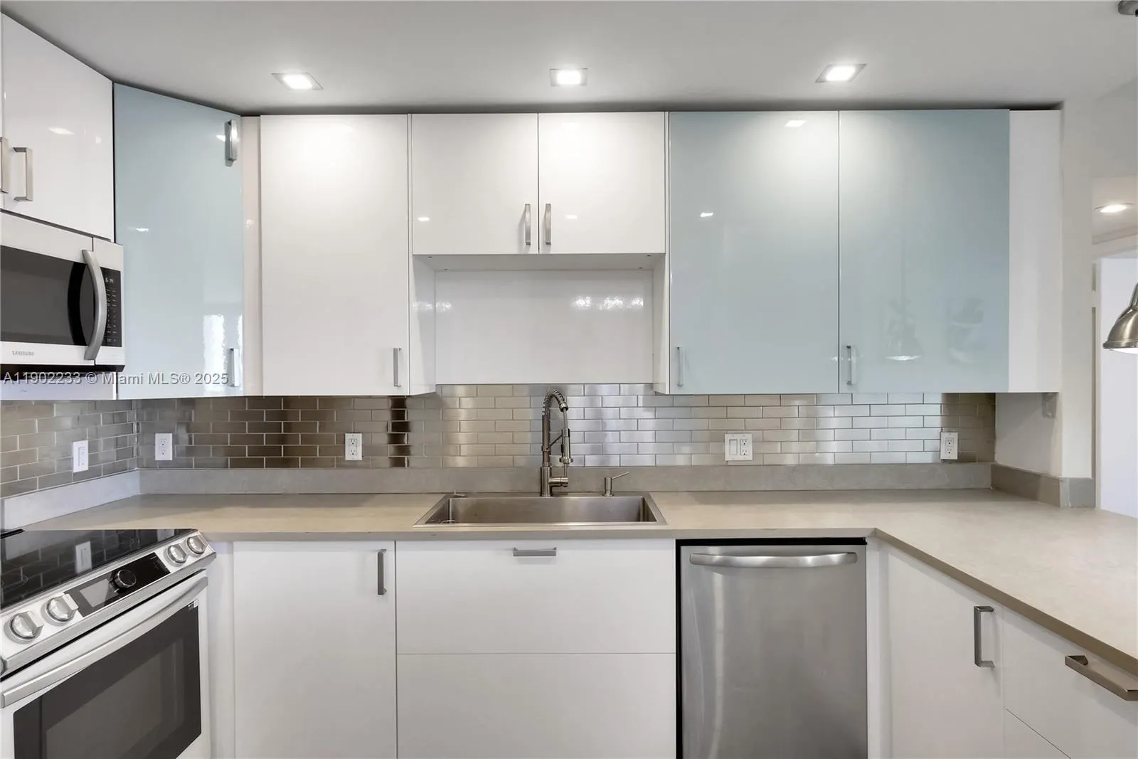 100 Bayview Dr, #1008